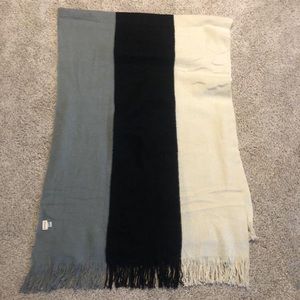 Donni scarf NWOT